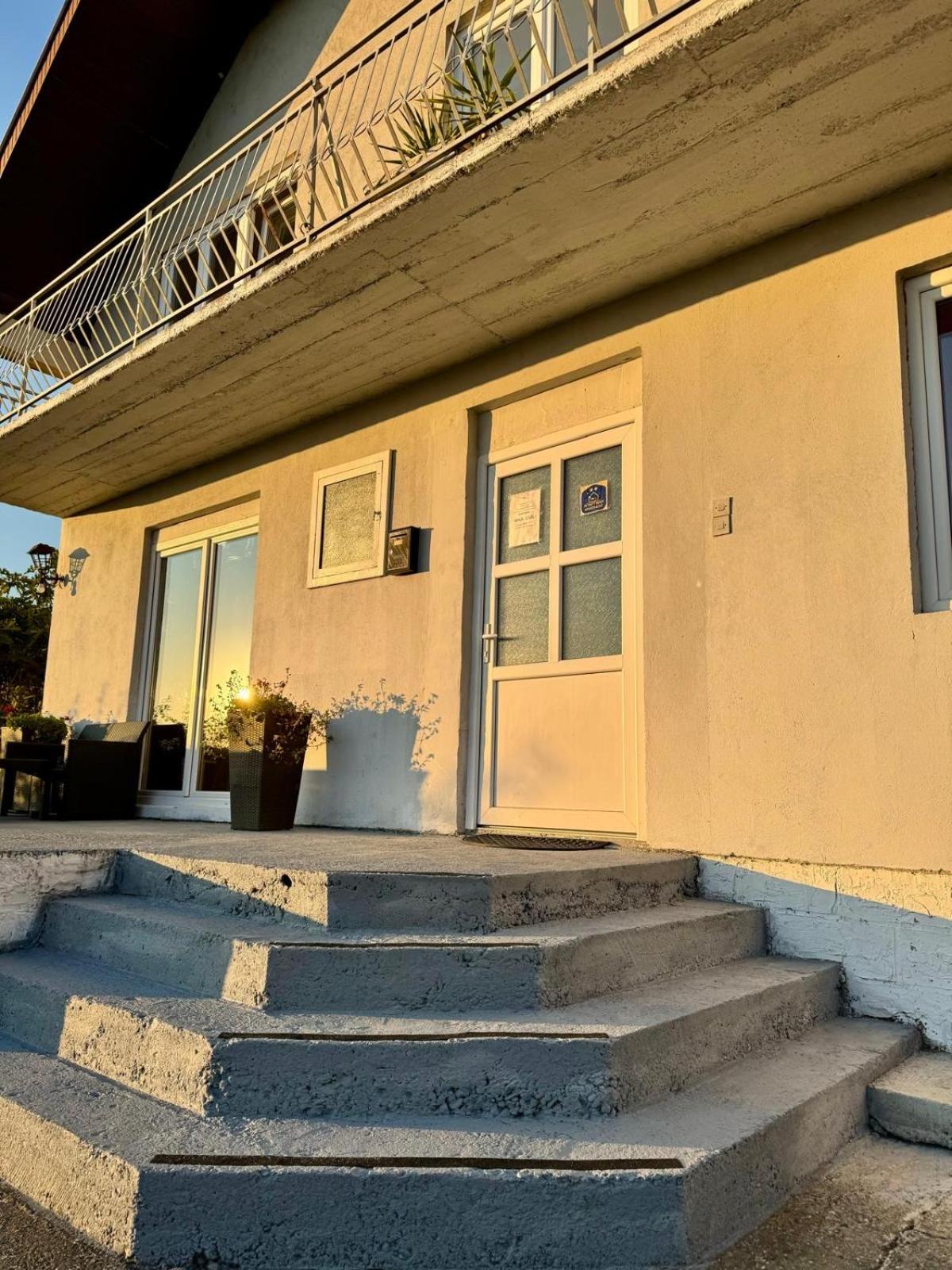 Apartamento Mala Oaza Čačak Exterior foto