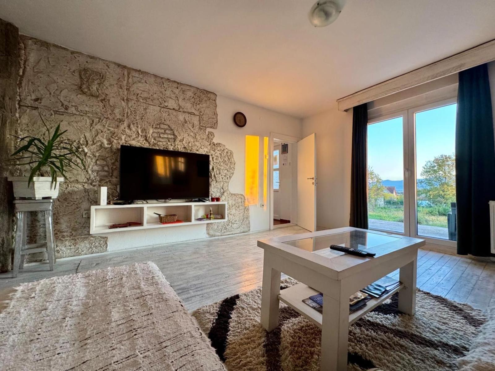 Apartamento Mala Oaza Čačak Exterior foto