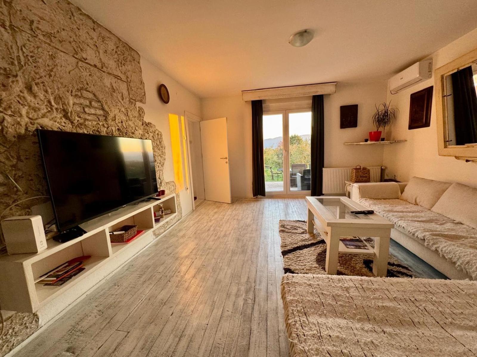 Apartamento Mala Oaza Čačak Exterior foto